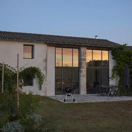 بيت للعطل Restored Farm Near La Rochelle *