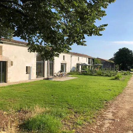 Restored Farm Near La Rochelle * La-Gripperie-Saint-Symphorien